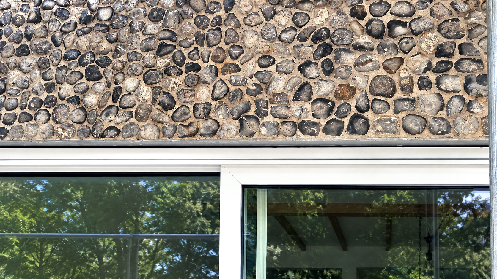 Close detail of the flint coursing and jointing